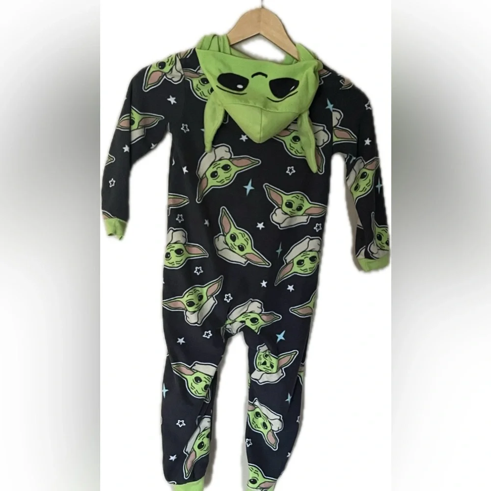 Star Wars Mandalorian Yoda Size 4/5 onesie hood green